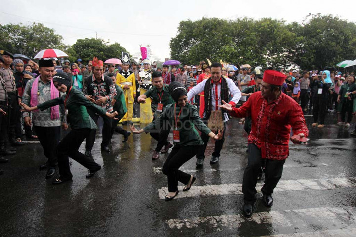 Menpora Imam Nahrawi (kedua kanan) menari bersama peserta Kirab Budaya Pemuda Nusantara di Bundaran Besar Palangkaraya, Kalimantan Tengah, Kamis.