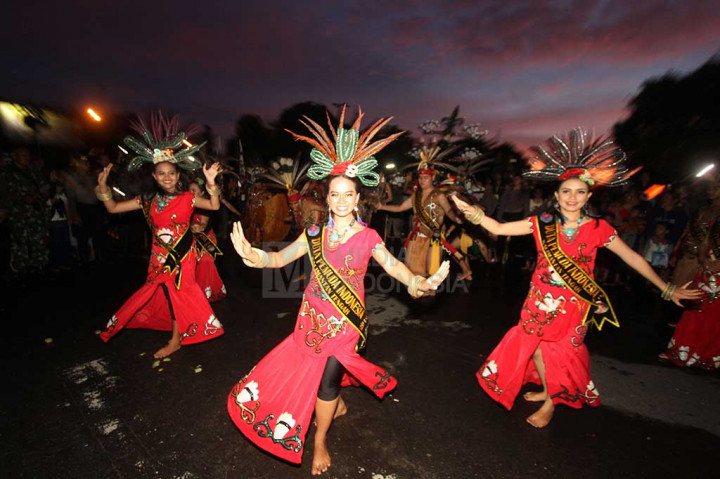 Peserta mengikuti Kirab Budaya Pemuda Nusantara di Bundaran Besar Palangkaraya.