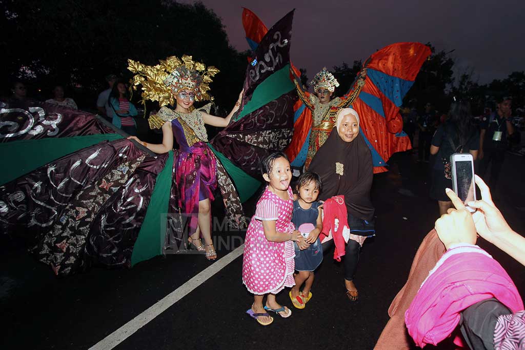 Pengunjung berfoto bersama peserta Kirab Budaya Pemuda Nusantara.