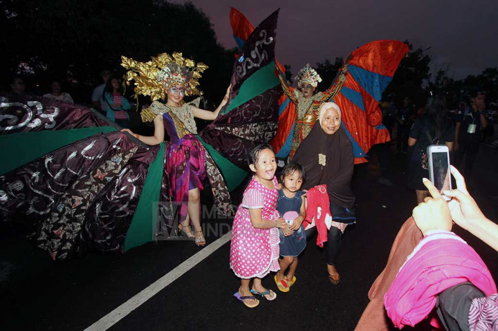 Pengunjung berfoto bersama peserta Kirab Budaya Pemuda Nusantara.