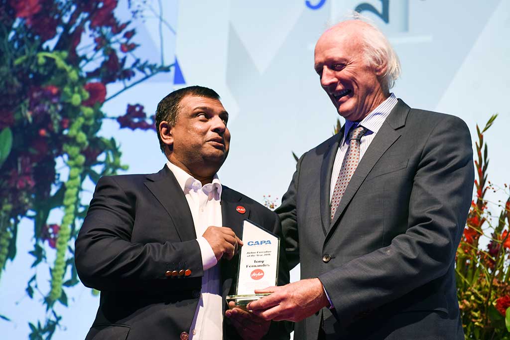 CEO Group AirAsia Tony Fernandes (kiri) menerima penghargaan CEO of The Year 2016 CAPA Avation Awards for Excellence 2016, yang diserahkan Ketua Eksekutif CAPA Peter Harbison. 