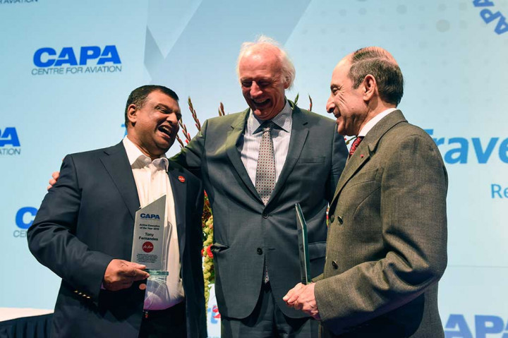 Tony Fernandes (kiri) berbincang dengan Peter Harbison (tengah) dan CEO Qatar Airways Akbar Al Baker usai menerima penghargaan CEO of The Year 2016 CAPA Avation Awards for Excellence 2016.