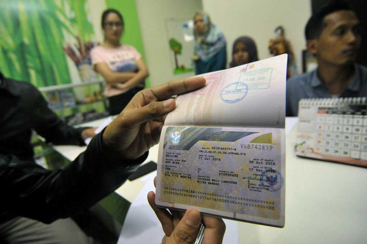 Petugas memeriksa paspor WNA saat operasi pengawasan orang asing di salah satu tempat kursus bahasa asing di Tegal, Jawa Tengah.