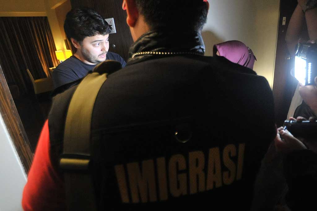 Tim Pengawasan Orang Asing (Timpora) Imigrasi Kelas I Padang memeriksa dokumen milik seorang WNA di Hotel Mercure, Padang, Sumatera Barat.