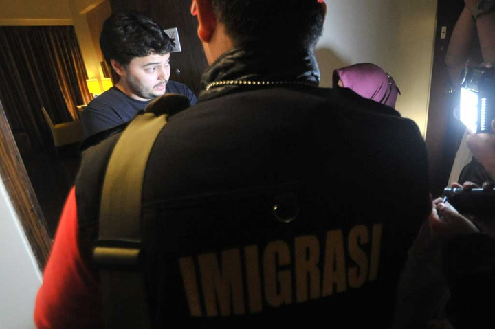 Tim Pengawasan Orang Asing (Timpora) Imigrasi Kelas I Padang memeriksa dokumen milik seorang WNA di Hotel Mercure, Padang, Sumatera Barat.