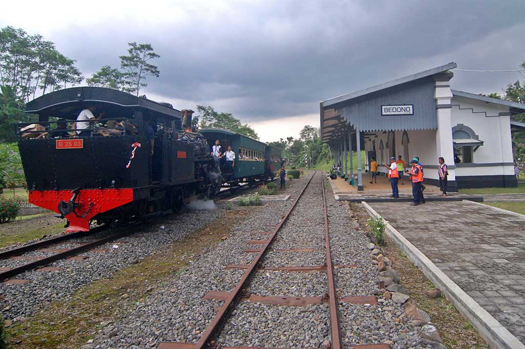 Lokomotif uap B 2503 menarik dua gerbong wisata melintasi jalur rel di Stasiun Bedono, Jambu, Kabupaten Semarang, Jawa Tengah, Kamis (27/10).