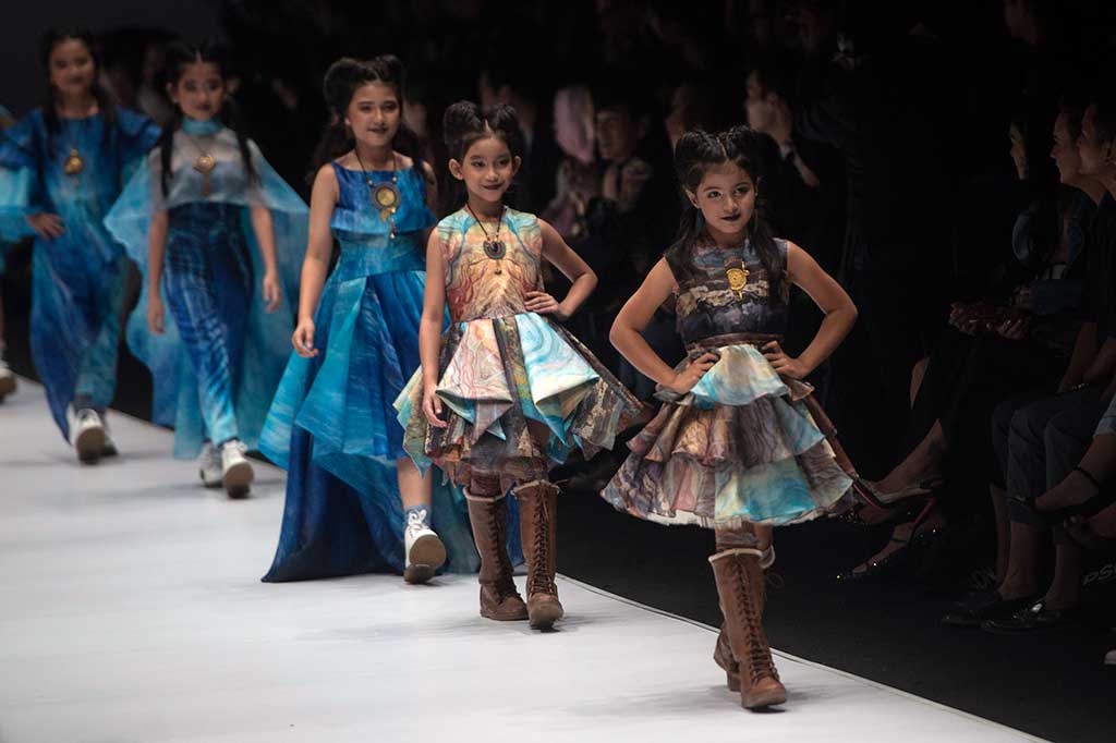 Lenggang-lenggok Model Cilik di Jakarta Fashion Week 2017