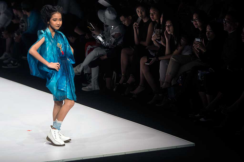 Lenggang-lenggok Model Cilik di Jakarta Fashion Week 2017