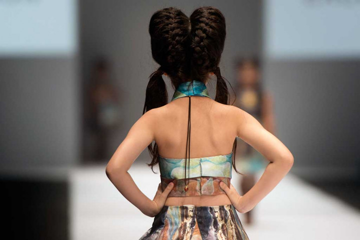 Lenggang-lenggok Model Cilik di Jakarta Fashion Week 2017