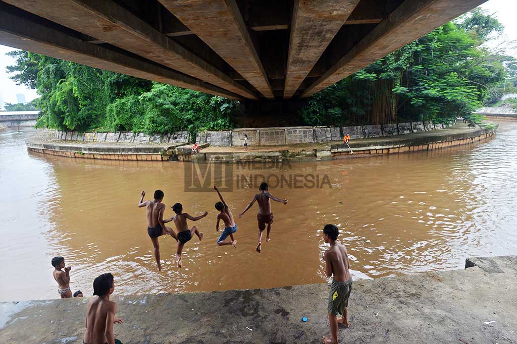 Cerianya Anak-anak Ibu Kota Berenang di Kali Bersih