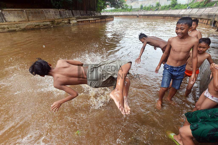 Cerianya Anak-anak Ibu Kota Berenang di Kali Bersih