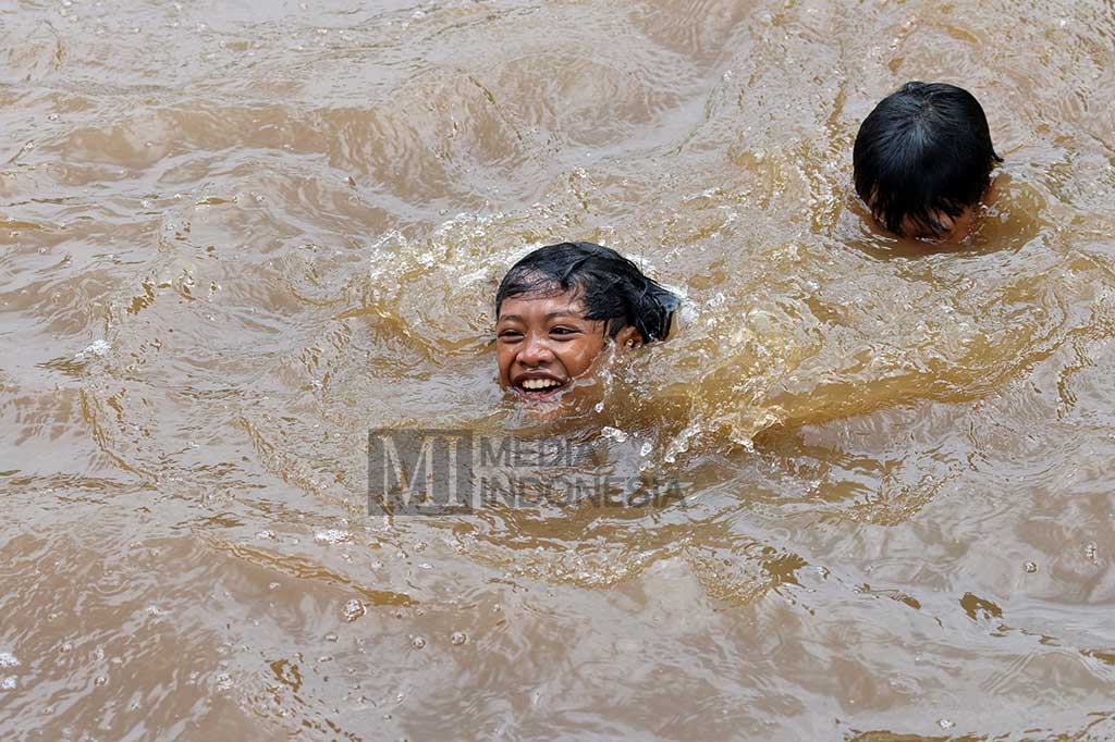Cerianya Anak-anak Ibu Kota Berenang di Kali Bersih