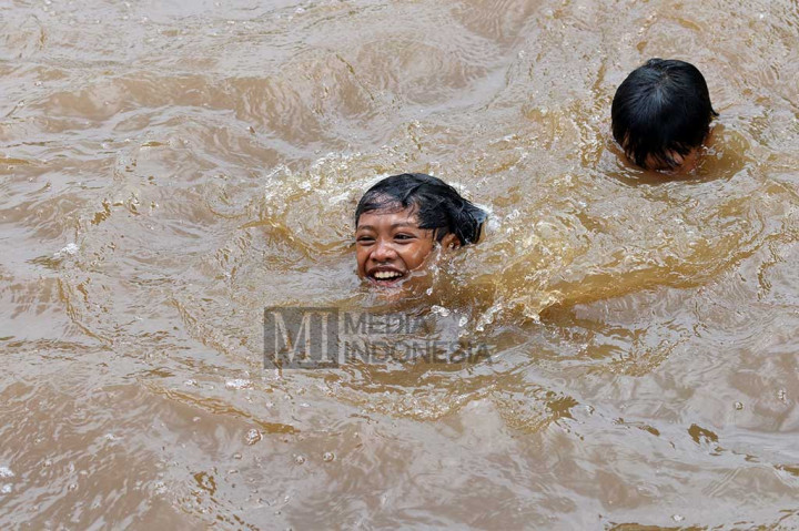 Cerianya Anak-anak Ibu Kota Berenang di Kali Bersih