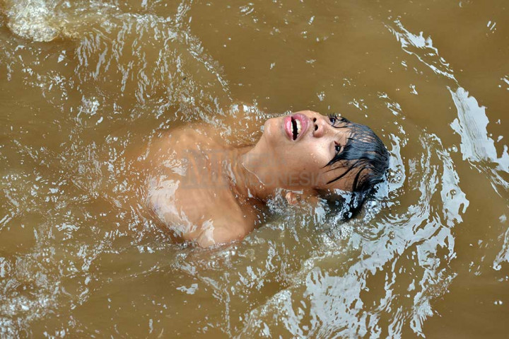 Cerianya Anak-anak Ibu Kota Berenang di Kali Bersih