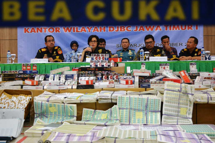 Menteri Keuangan Sri Mulyani didampingi Dirjen Bea Cukai Heru Pambudi (kiri) dan Sekjen Kementerian Keuangan Hadiyanto (kedua kanan) melakukan konferensi peras terkait penggerebekan pembuatan pita cukai rokok palsu di Kanwil Bea Cukai Jatim I di Jalan Juanda, Sidoarjo, Jumat.