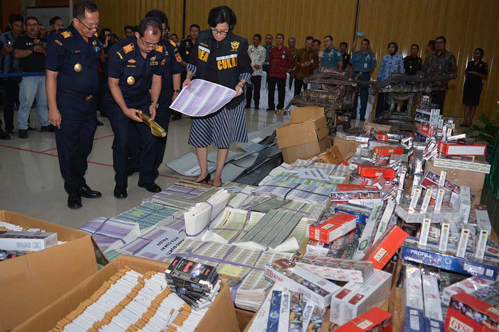 Menkeu didampingi Dirjen Bea Cukai melihat barang bukti rokok ilegal hasil penindakan di Kanwil Bea Cukai Jatim I, Sidoarjo.