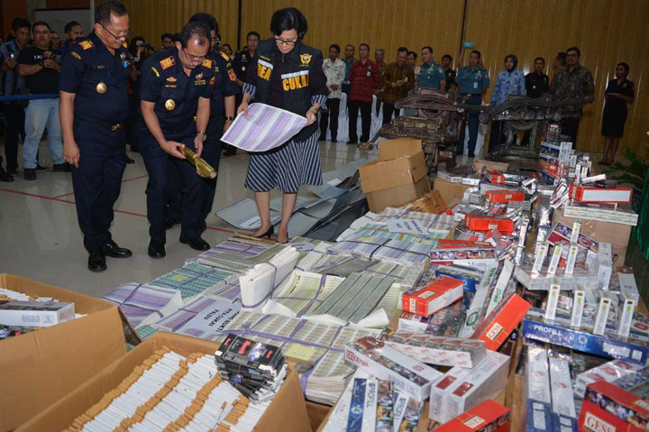 Menkeu didampingi Dirjen Bea Cukai melihat barang bukti rokok ilegal hasil penindakan di Kanwil Bea Cukai Jatim I, Sidoarjo.