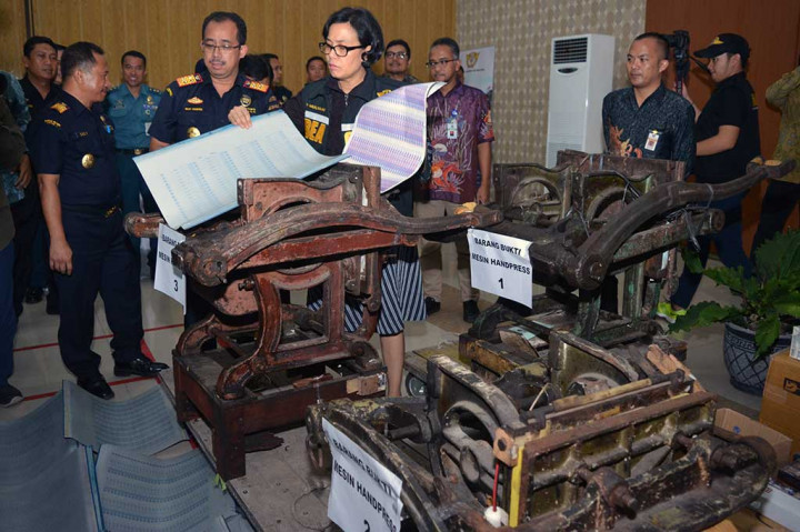 Menkeu didampingi Dirjen Bea Cukai melihat barang bukti pita cukai ilegal dan 3 unit mesin hand press untuk memasang hologram hasil penindakan di Kanwil Bea Cukai Jawa Timur I, Sidoarjo.