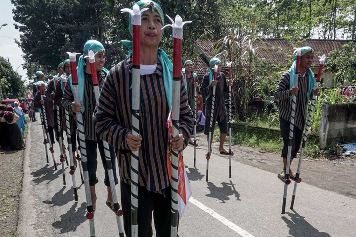 Ratusan Warga Ramaikan Festival Egrang Banyumasan
