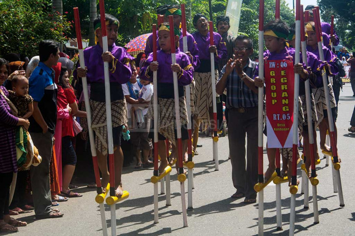 Ratusan Warga Ramaikan Festival Egrang Banyumasan