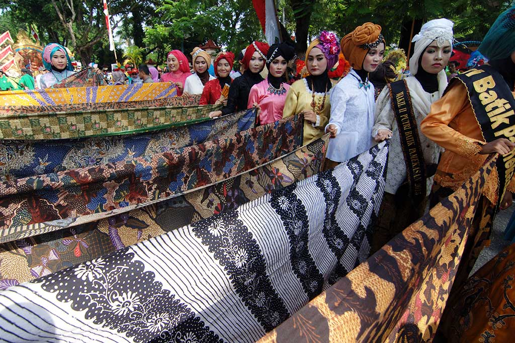 Peserta memperagakan busana batik khas Pamekasan saat Parade Budaya di Pamekasan, Sabtu.
