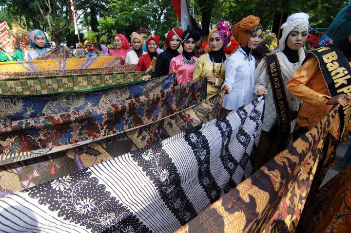 Peserta memperagakan busana batik khas Pamekasan saat Parade Budaya di Pamekasan, Sabtu.