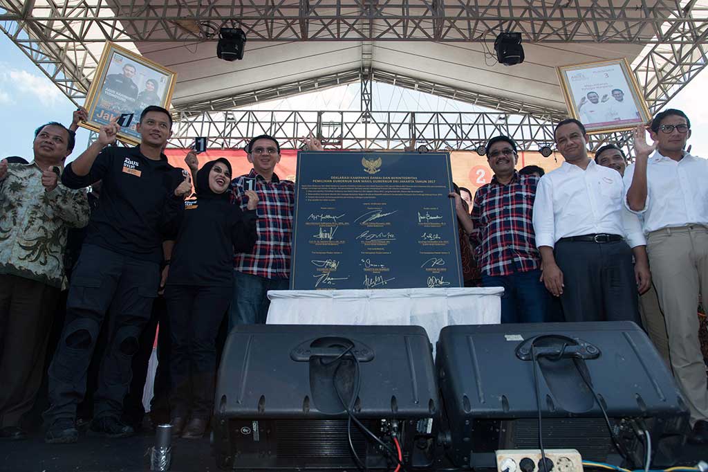 Ketua KPU DKI Jakarta Sumarno (kiri) bersama tiga pasangan cagub/cawagub DKI Jakarta berfoto bersama seusai menandatangani piagam kampanye Deklarasi Kampanye Damai dan Berintegritas.