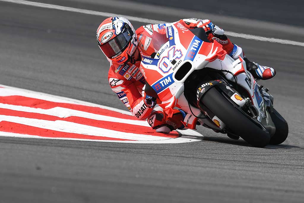 Pembalap Ducati asal Italia Andrea Dovizioso menggeber tunggangannya pada sesi kualifikasi di Sirkuit Sepang, Sabtu (29/10/2016).