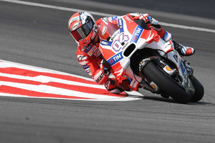 Pembalap Ducati asal Italia Andrea Dovizioso menggeber tunggangannya pada sesi kualifikasi di Sirkuit Sepang, Sabtu (29/10/2016).