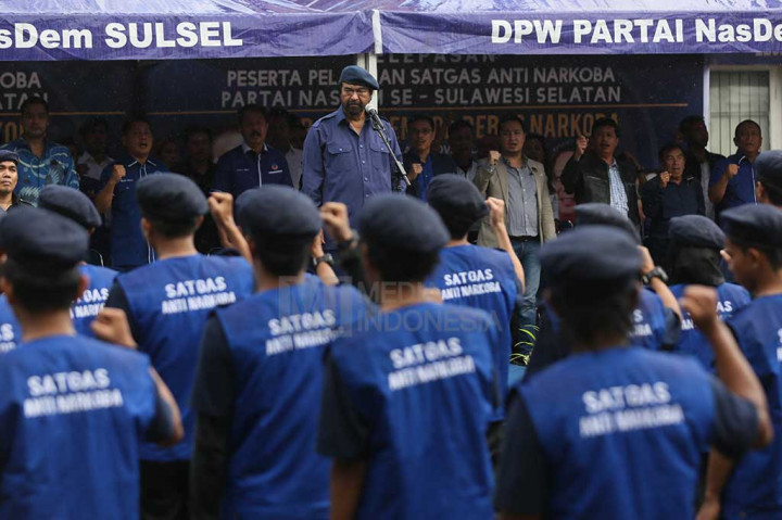 Ketua Umum Partai Nasdem Surya Paloh memimpin upacara pelepasan Satgas Antinarkoba di Makassar.