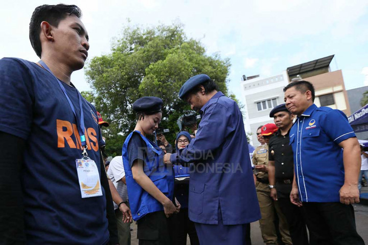 Ketua Umum Partai NasDem Surya Paloh didampingi Ketua DPW Partai NasDem Sulsel Rusdi Masse, menyematkan rompi dan baret kepada anggota Satgas Antinarkoba di Makassar.