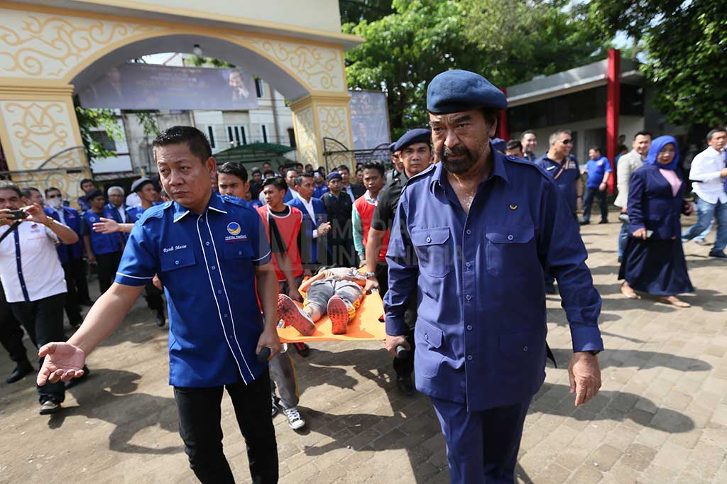 Ketua Umum Partai NasDem Surya Paloh dan Ketua DPW Partai NasDem Sulsel Rusdi Masse, membantu evakuasi korban kecelakaan di jalan raya saat simulasi penanganan kecelakaan di depan Kampus II Badan Diklat Provinsi Sulsel, Makassar.