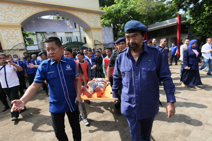 Ketua Umum Partai NasDem Surya Paloh dan Ketua DPW Partai NasDem Sulsel Rusdi Masse, membantu evakuasi korban kecelakaan di jalan raya saat simulasi penanganan kecelakaan di depan Kampus II Badan Diklat Provinsi Sulsel, Makassar.