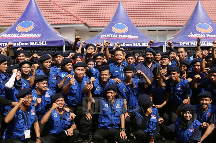 Ketua Umum Partai NasDem Surya Paloh bersama Ketua DPW Partai NasDem Sulsel Rusdi Masse, berfoto bersama anggota Satgas Antinarkoba di Makassar.