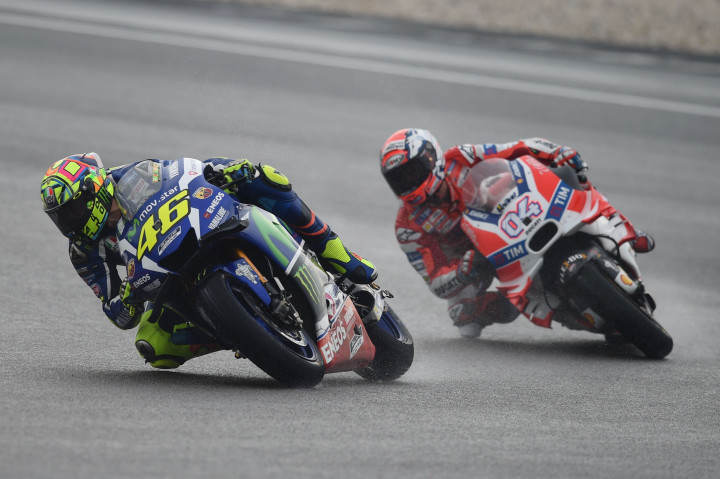 Valentino Rossi (kiri) berhasil mendapatkan peluang cantik ketika start