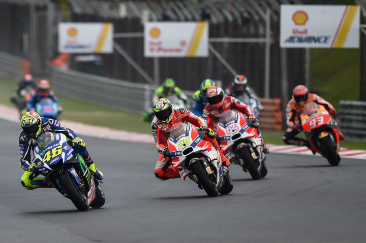 Namun Pebalap Ducati, Andrea Iannone (kedua kiri) berhasil menurunkan Rossi pada putaran kedua