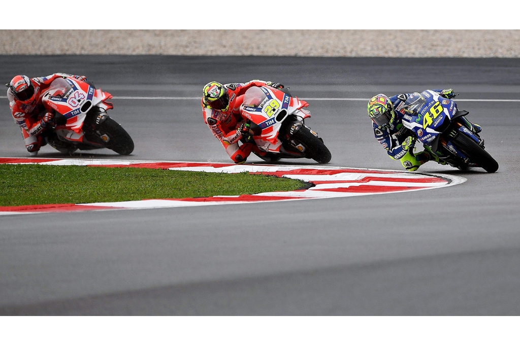 Pada putaran ke-10, Dovizioso mampu menyalip rekan satu tim-nya Iannone (tengah). Hingga akhirnya Iannone harus keluar dari balapan setelah tergelincir pada lap ke-12