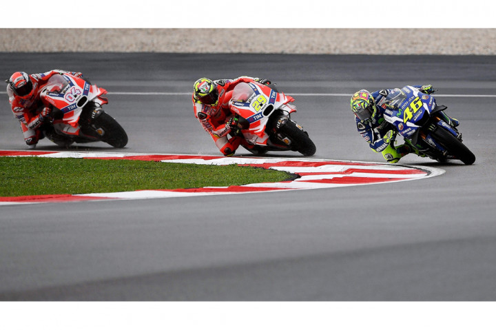Pada putaran ke-10, Dovizioso mampu menyalip rekan satu tim-nya Iannone (tengah). Hingga akhirnya Iannone harus keluar dari balapan setelah tergelincir pada lap ke-12