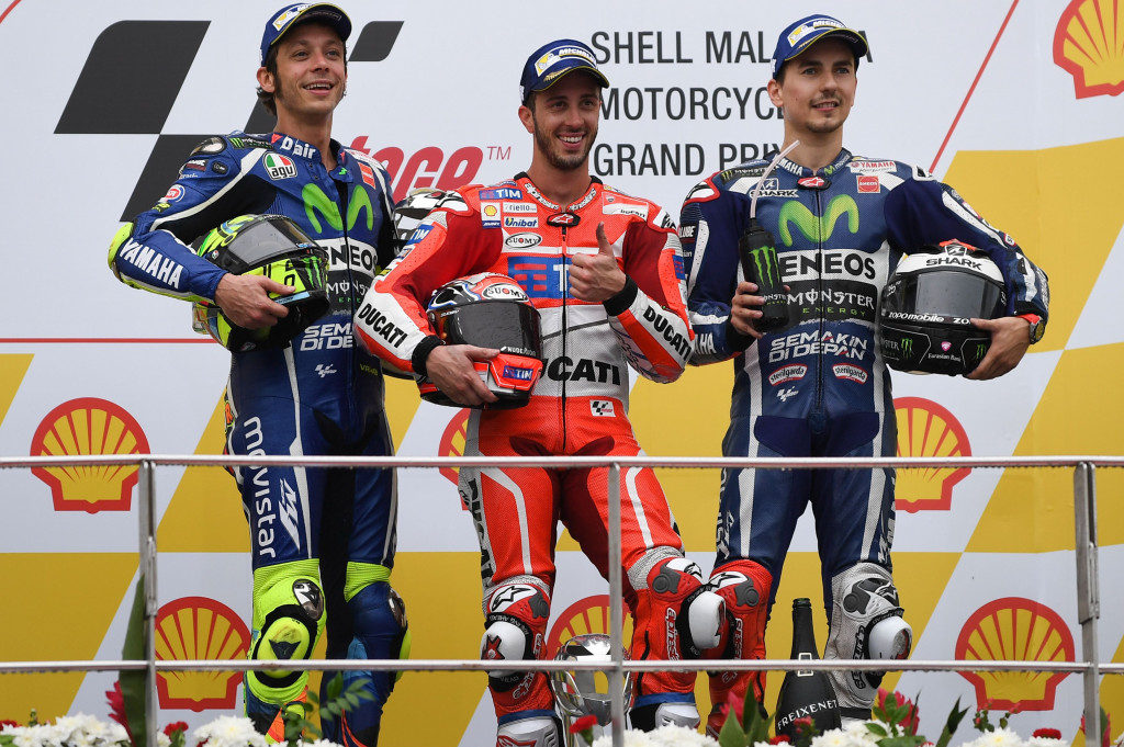 Dovizioso (tengah) berhasil menjuarai MotoGP Sepang, disusul oleh Valentino Rossi (kiri) dengan selisih 3.115 detik lebih lambat, dan tempat ketiga diambil Jorge Lorenzo dengan waktu 42 menit 39.257 detik.