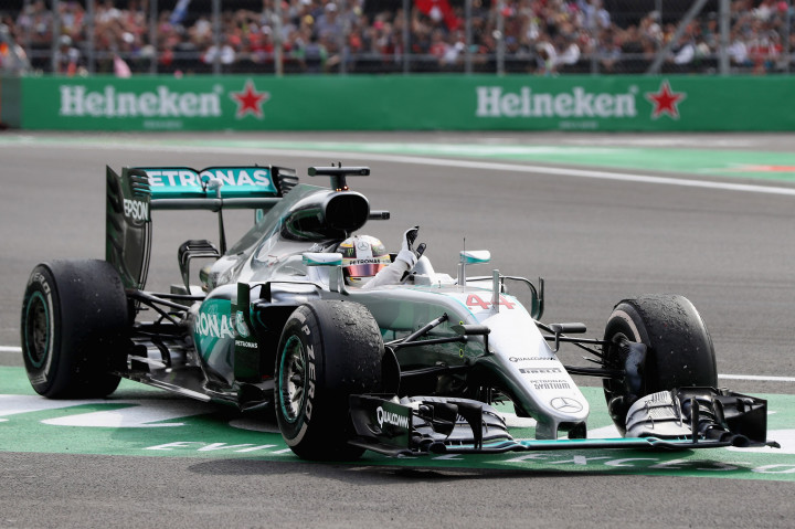 Pembalap Mercedes Lewis Hamilton keluar sebagai juara F1 GP Meksiko