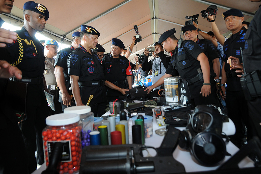 Kapolri Jenderal (Pol) Tito Karnavian (kedua kiri) meninjau alutsista yang dimiliki Korps Brimob dalam kunjungannya ke Mako Brimob, Kelapa Dua, Depok, Jawa Barat, Senin (31/10/2016)