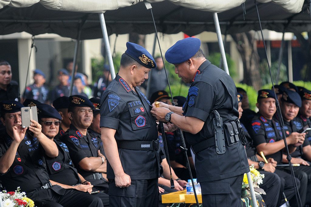 Kapolri Jenderal (Pol) Tito Karnavian (kiri) menerima penyematan pin kualifikasi Gegana dan Pelopor Korps Brimob Polri dari Kepala Korps Brimob Polri Irjen Murad Ismail (kanan) saat mengunjungi Mako Brimob, Kelapa Dua, Depok, Jawa Barat, Senin (31/10/2016)