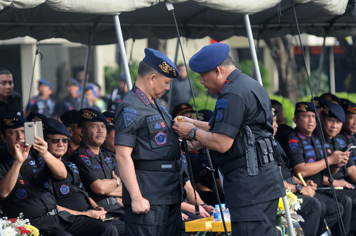 Kapolri Jenderal (Pol) Tito Karnavian (kiri) menerima penyematan pin kualifikasi Gegana dan Pelopor Korps Brimob Polri dari Kepala Korps Brimob Polri Irjen Murad Ismail (kanan) saat mengunjungi Mako Brimob, Kelapa Dua, Depok, Jawa Barat, Senin (31/10/2016)