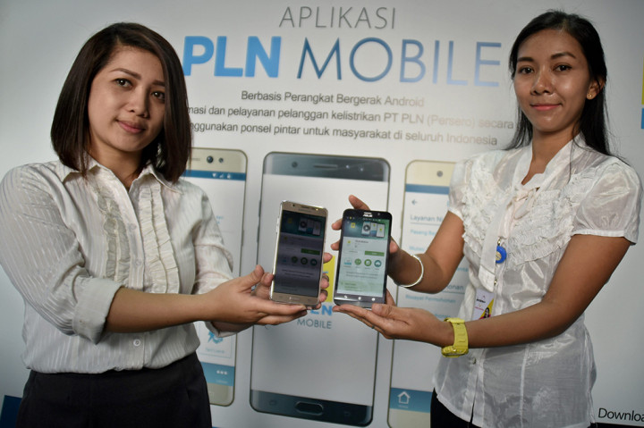 Dua karyawan PT PLN memperlihatkan ponsel dengan aplikasi PLN Mobile dalam sistem operasi android di google play store, pada peluncuran aplikasi tersebut di Semarang, Jawa Tengah, Senin (31/10/2016)