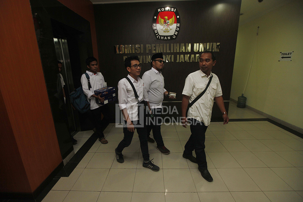 Para aktivis dari Sekretariat Bersama Rakyat (Sekber) membawa bukti berupa data hasil survei yang dilakukan Kelompok Diskusi dan Kajian Opini Publik Indonesia (KedaiKOPI) di Gedung KPUD DKI Jakarta, Salemba, Jakarta Pusat, Senin (31/10/2016)