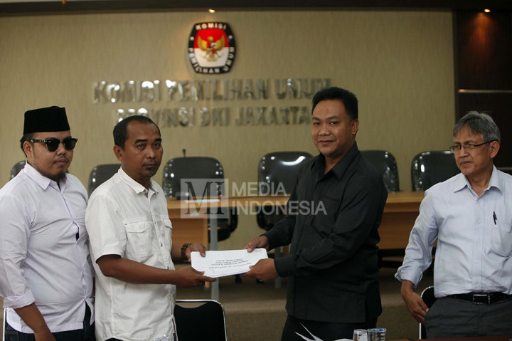 Dua aktivis dari Sekretariat Bersama Rakyat (Sekber) Ketua Umum Mixil Mina Munir (tengah) dan Koordinator lapangan Ahmad Rijal (kiri) memberikan bukti berupa data hasil survei yang dilakukan Kelompok Diskusi dan Kajian Opini Publik Indonesia (KedaiKOPI) kepada dua anggota KPUD DKI Jakarta M Fadlillah (kedua kanan) dan M Sidik di Gedung KPUD DKI Jakarta, Salemba, Jakarta Pusat, Senin (31/10/2016)