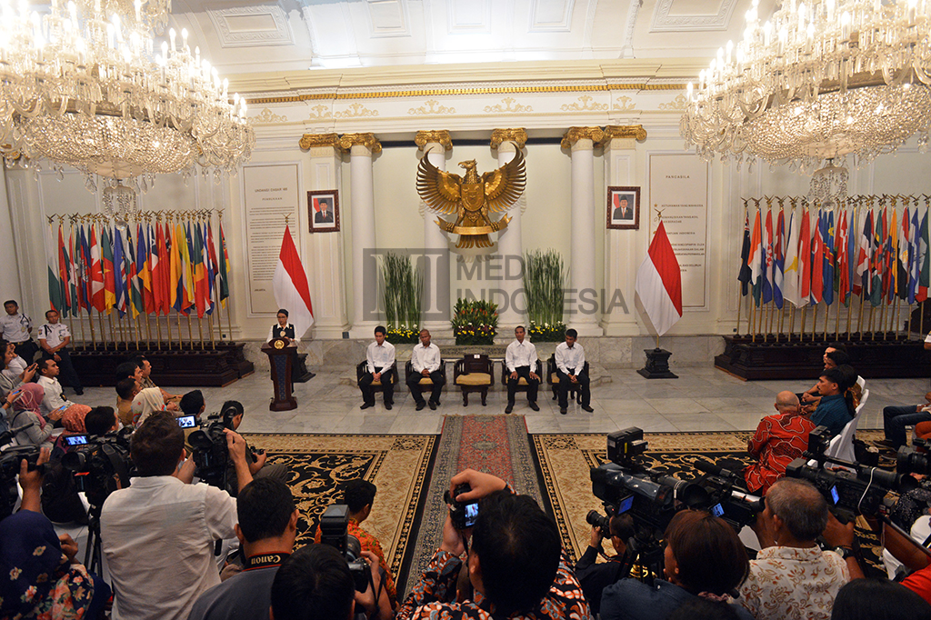 Menteri Luar Negeri Retno Marsudi (kiri) didampingi keempat sandera Warga Negara Indonesia menyampaikan sambutannya dalam konferensi pers di Kantor Kementerian Luar Negeri, Pejambon, Jakarta, Senin (31/10/2016)