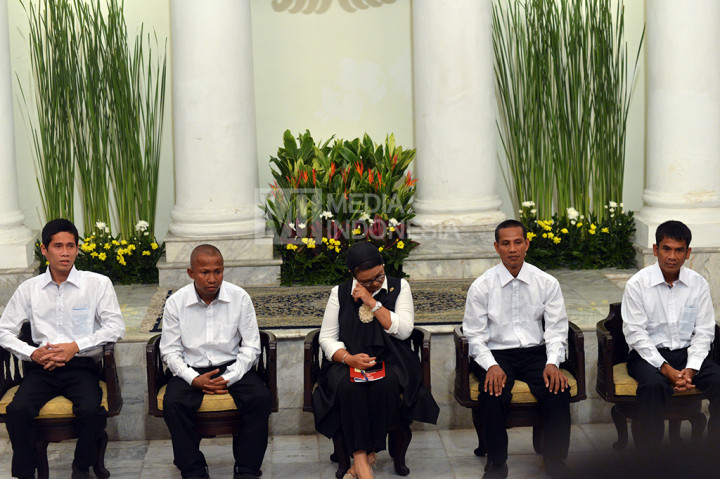 Menteri Luar Negeri Retno Marsudi (tengah) didampingi keempat sandera Warga Negara Indonesia menyeka air mata dalam konferensi pers di Kantor Kementerian Luar Negeri, Pejambon, Jakarta, Senin (31/10/2016)