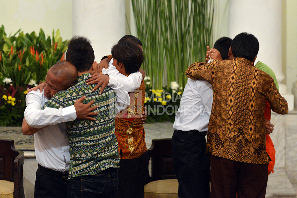 Para sandera Warga Negara Indonesia dipeluk keluarga dalam konferensi pers di Kantor Kementerian Luar Negeri, Pejambon, Jakarta, Senin (31/10/2016)