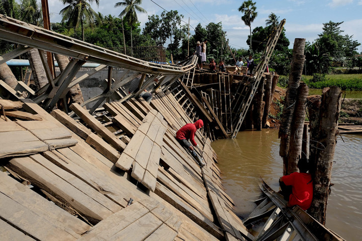 Sejumlah pekerja membenahi jembatan yang ambruk di Desa Bontosunggu, Kecamatan Galesong, Kabupaten Takalar, Sulawesi Selatan, Senin (31/10/2016)